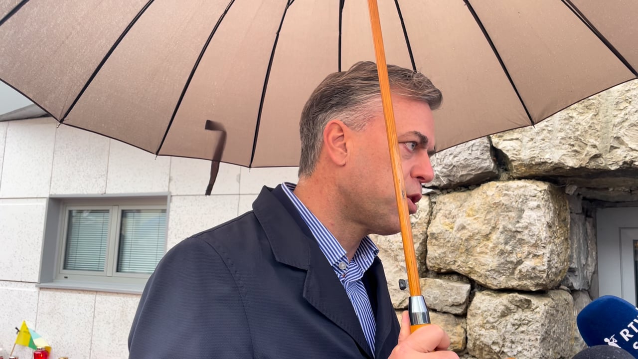 Novo mesto žaluje: prižigajo sveče v spomin na pokojnega očeta #foto