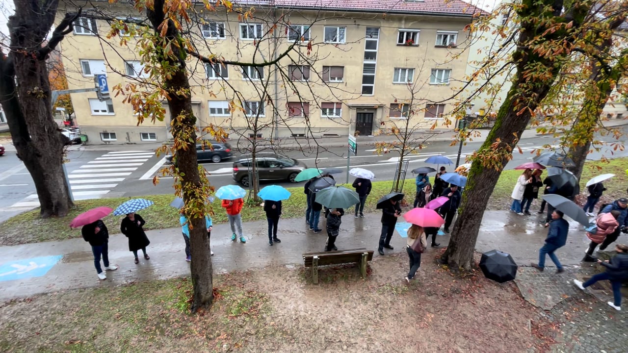 Novo mesto žaluje: prižigajo sveče v spomin na pokojnega očeta #foto