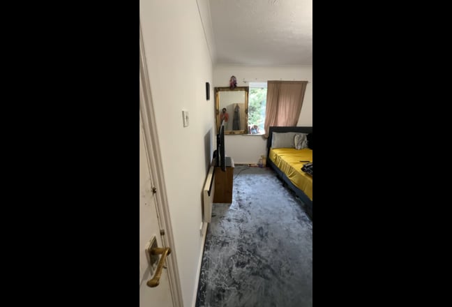 Bright room in flat- Ideal for a professional Main Photo