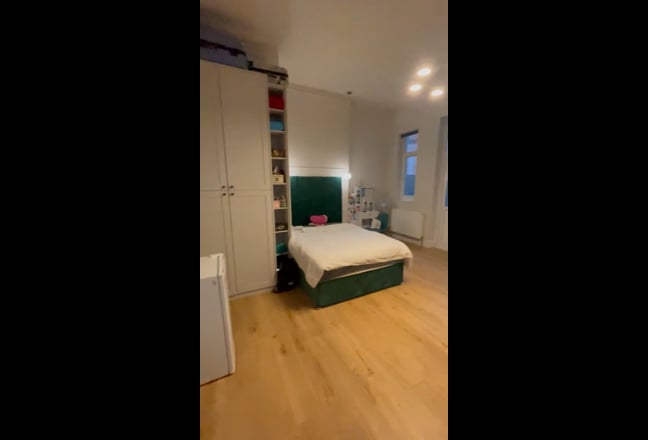 🏠 Ground Floor Studios! 2 Mins from Train Station Main Photo