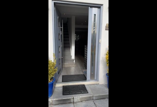 Beautiful en-suite double room with parking  Main Photo