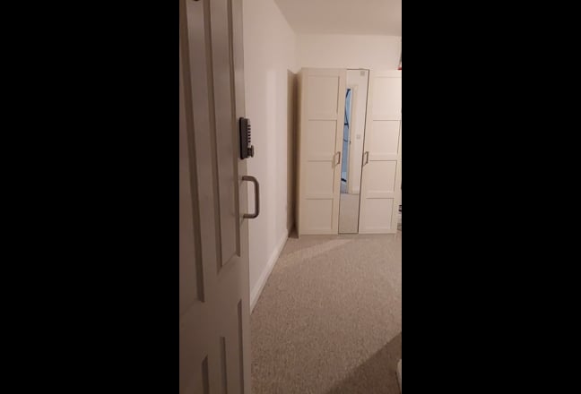 Central Bristol Large Double Ensuite Room Main Photo