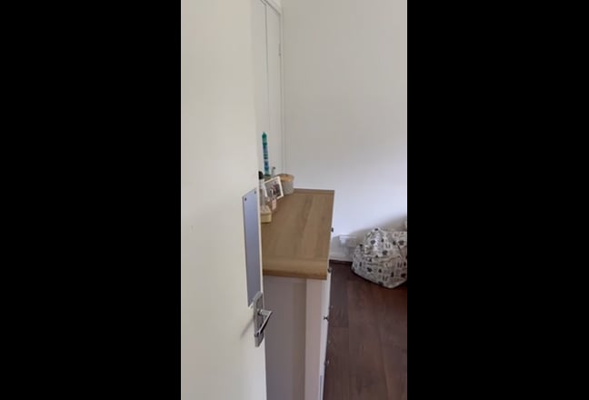 Double bedroom in friendly flat Main Photo
