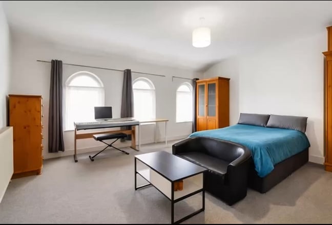 Large double room in Leytonstone area Main Photo
