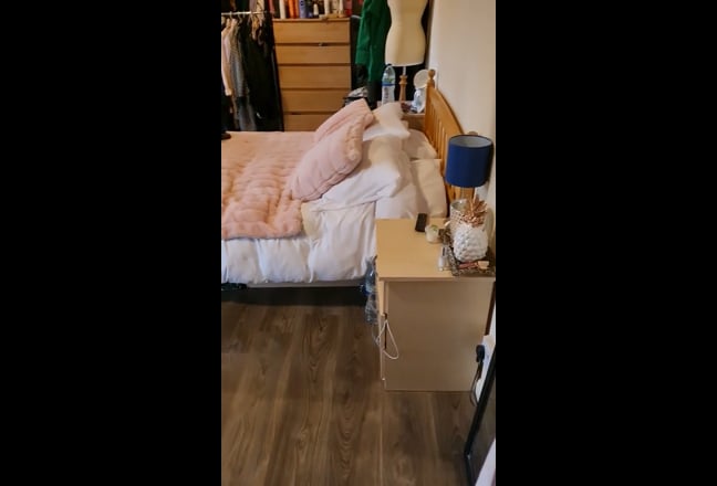 Reduced!!! Double room, excellent location, NO FEE Main Photo