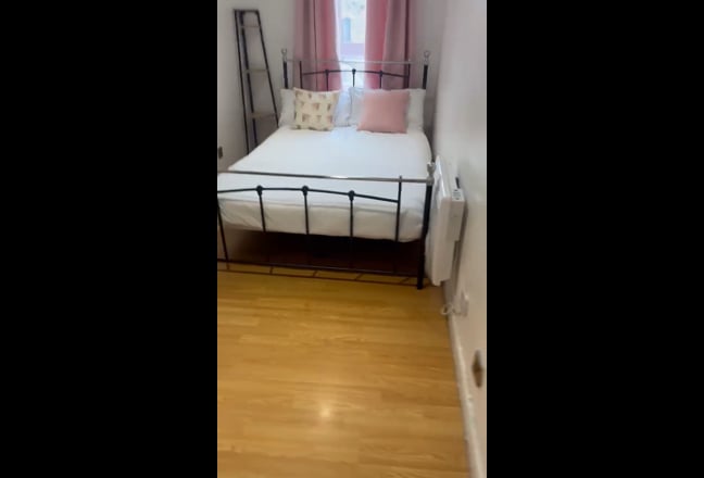 Single furnished room available at G40 Main Photo