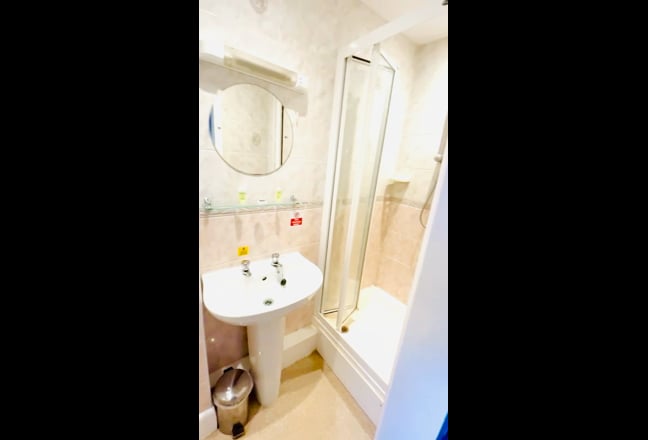 Large Double En-Suite in Centre Main Photo