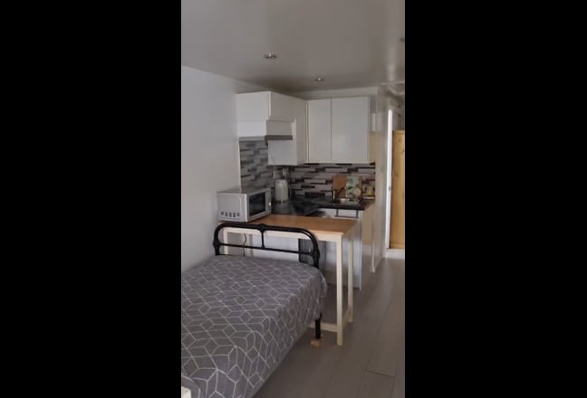 Single studio to rent with own door Main Photo