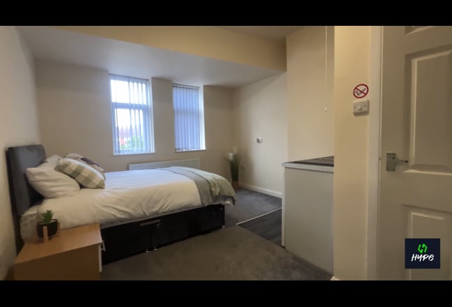 High Quality En-Sute Studio Rooms Available Main Photo