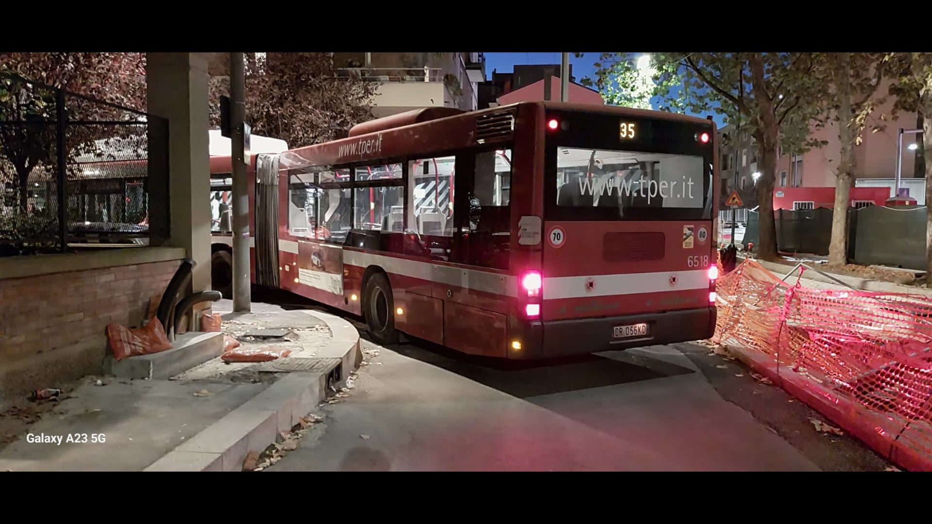 Nuovo episodio di autobus “incastrato” in città
