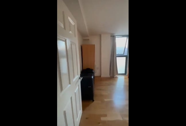 Looking for a couple or female for en-suite room Main Photo