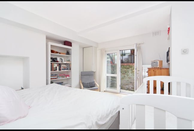 Bright Double Room with garden in West Kensington Main Photo