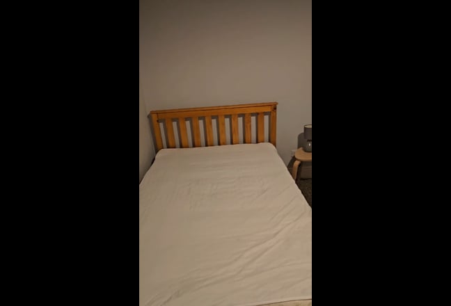 Lovely double room with en-suite close to station  Main Photo
