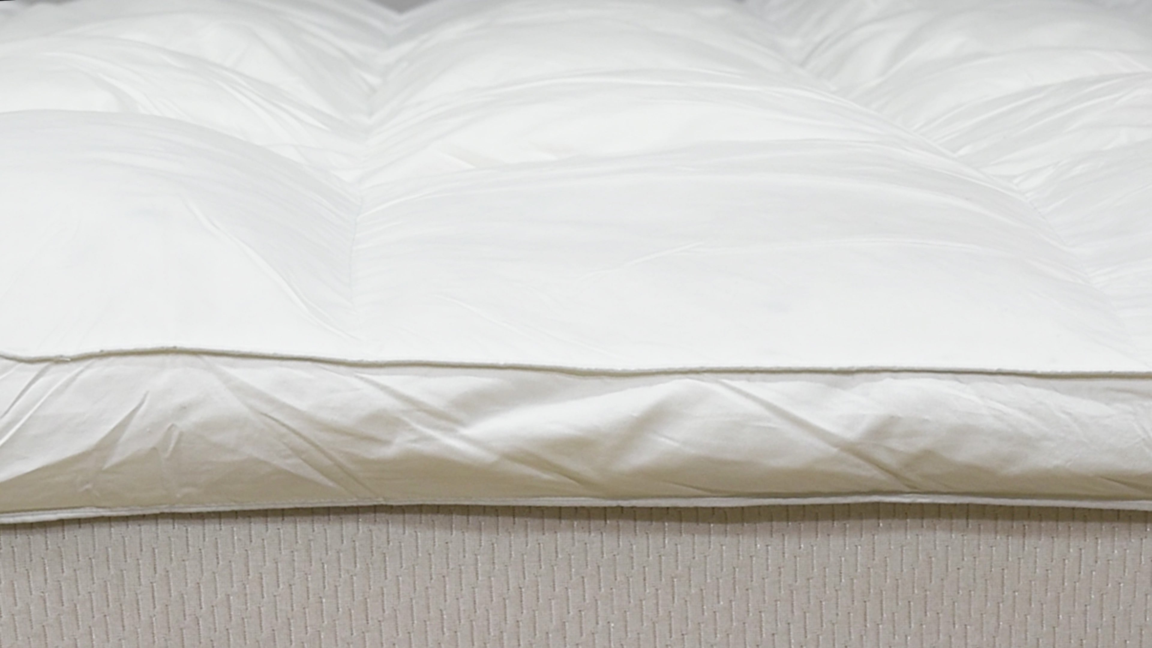 HOMESCAPES Matratzenauflage 135x190 Cm – 100% Super-Mikrofaser, Hypoallergen, Waschbar | Mit Gummibändern Zum Fixieren