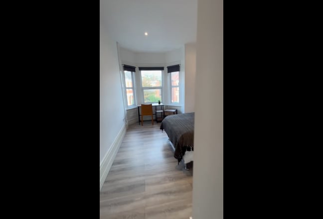 Large En-suite Room - SO14 Main Photo