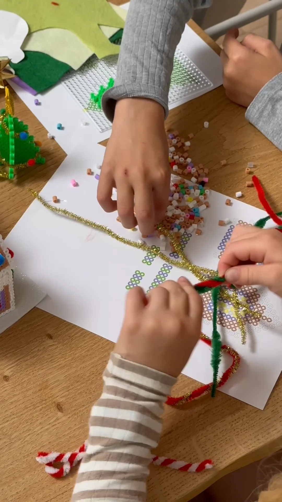 Baker Ross Zelfklevende kleine letters van schuimstof om te knutselen voor kinderen, ideaal voor belettering en als decoratie, 1100 stuks