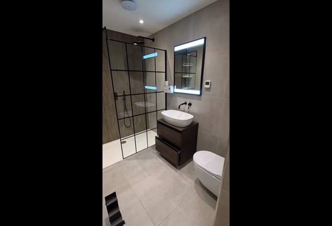 Large Modern Ensuite Room with Balcony  Main Photo