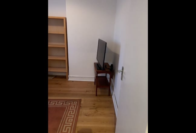 Bright Double Room + Private Study/Lounge Main Photo