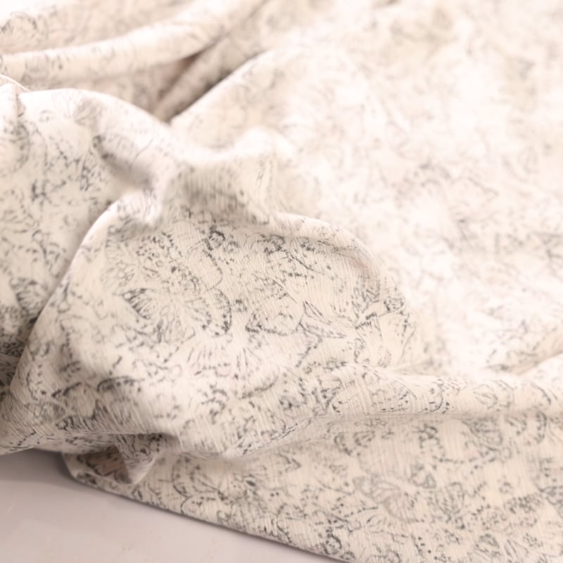 Vidéo: Crêpe crinkle 100% viscose - Papillons pastel