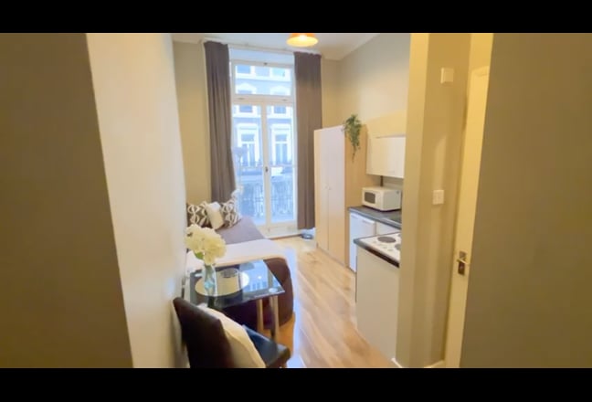 Single bedsit in Earls Court Main Photo