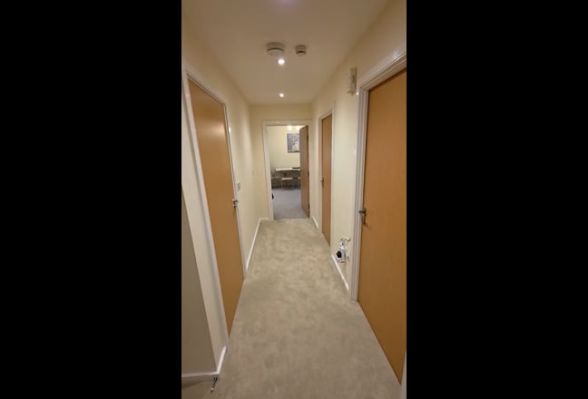 2 Bed Ensuite Flat - Newly Renovated & Furnished Main Photo