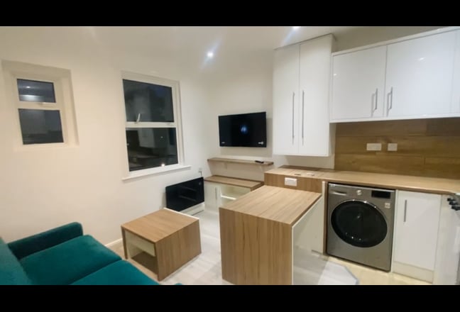 Large 2 Bedroom Flat, in Canning Town Main Photo