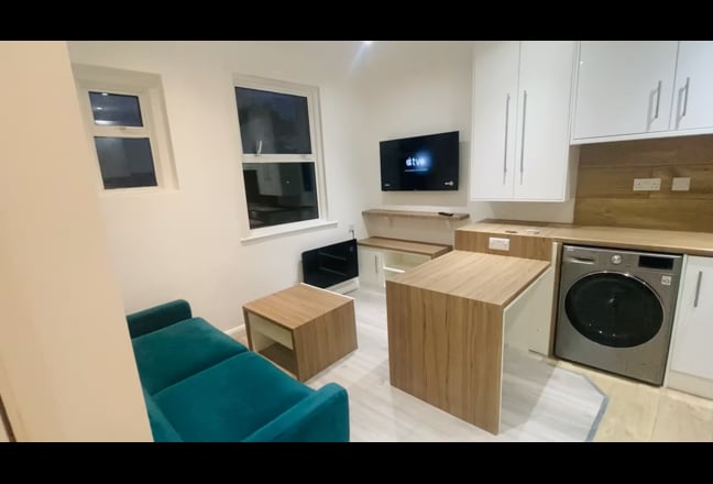 Large 2 Bedroom Flat, in Canning Town Main Photo