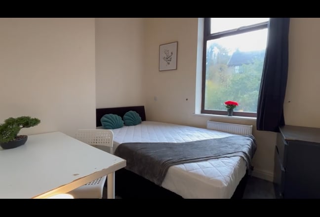 Available - Stylish Double Bedrooms in Mossley Main Photo