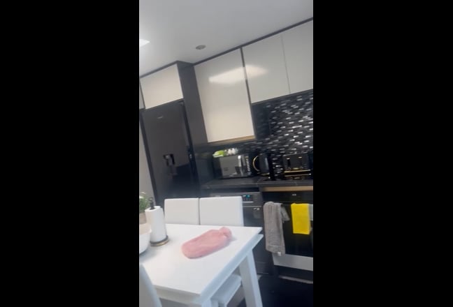 1 bed room with seating room and toilete shower Main Photo