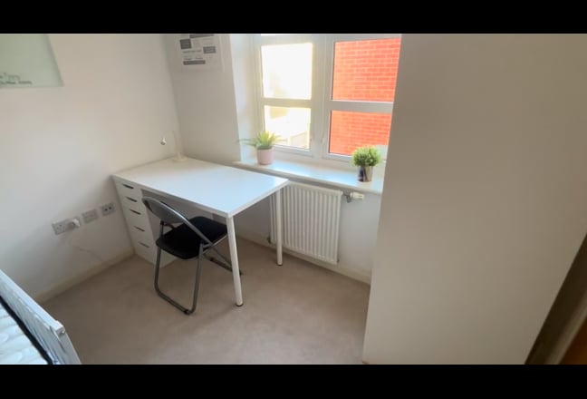 Double Bedroom in a  lovely home with garden! Main Photo