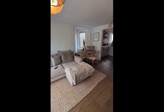 Short-Term Let: Beautiful 2-Bed Flat with Balcony  Main Photo