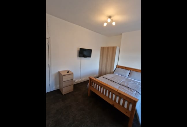 Spacious Double Room - Professional Houseshare  Main Photo