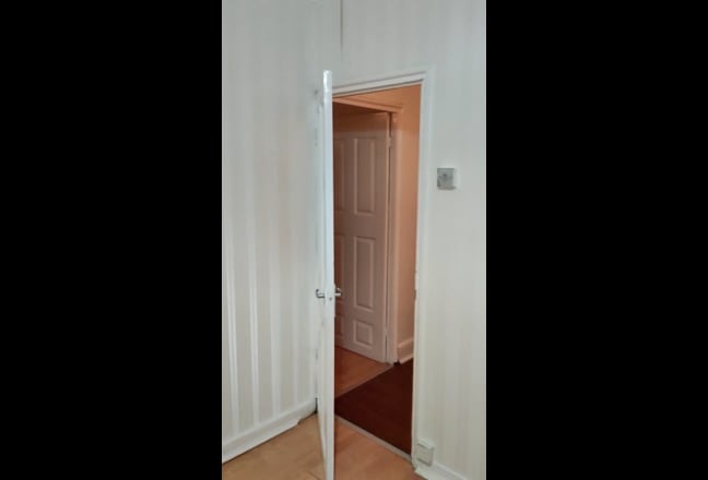 Spacious Four-Bedroom Flat with Additional Smaller Main Photo