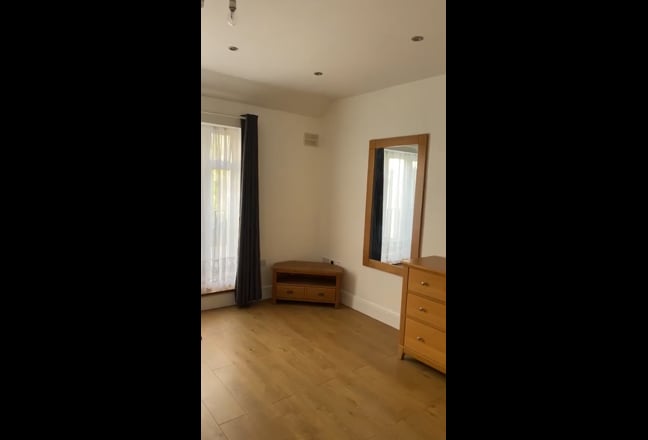 Large & spacious ensuite bedsit on Park Ave North Main Photo