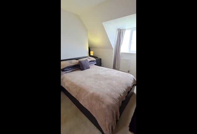 Large full Top Floor room with Ensuite (shower) Main Photo