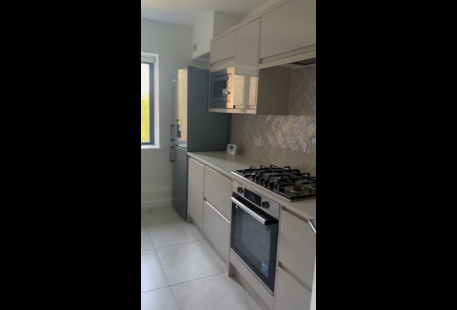 Bright & large room in a friendly all girls Flat Main Photo