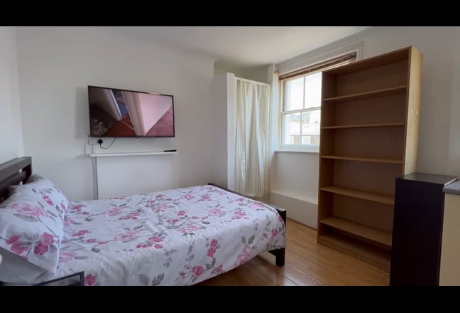 Spacious Bedsit with Ensuite Shower in SW3 Main Photo