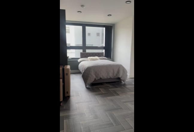 Modern En-suite in Graduation House  Main Photo