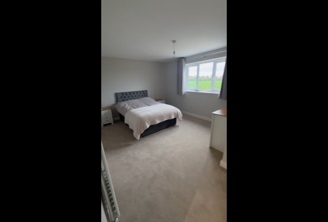 Double en-suite room available  Main Photo
