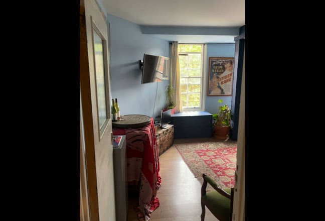 Short term room to rent. Amazing location Main Photo