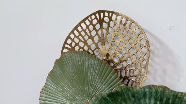 Escultura de Parede Verde e Dourada