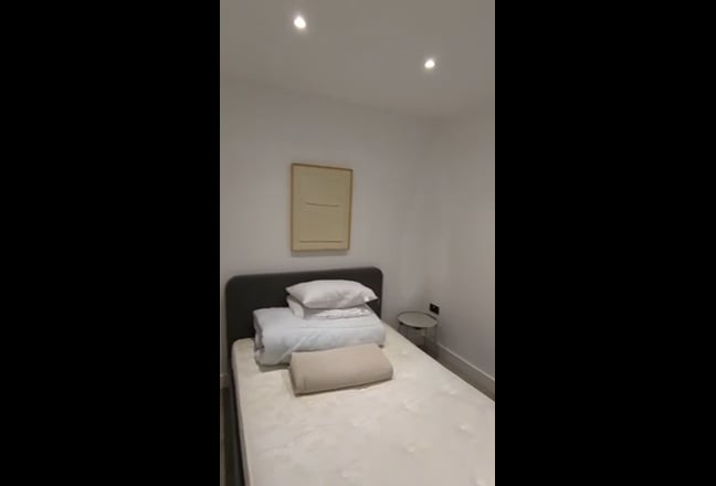 Spacious Double Room in Modern 3 Bed Flat Main Photo