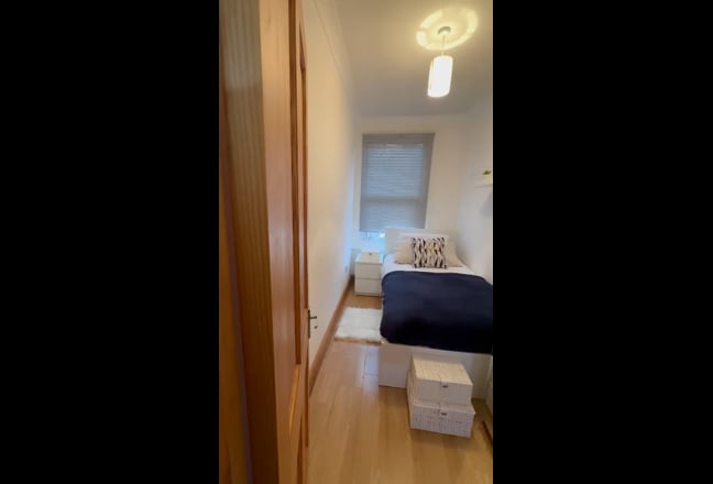 Cosy & Convenient: Furnished Single Room Main Photo