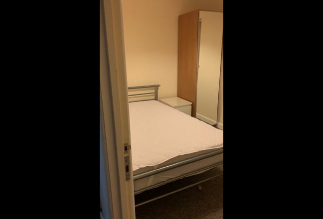 Quiet town centre room Main Photo