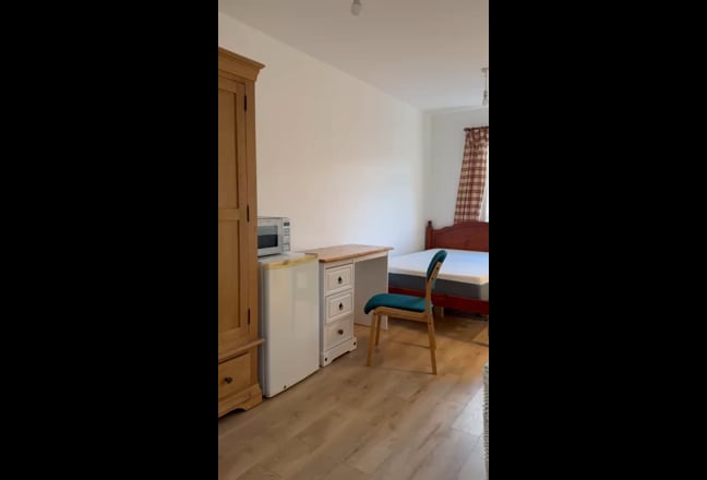 Double En-suite Room in Harrow Main Photo