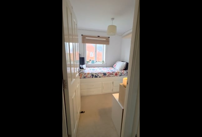 Bright single room in Friendly Family Home Cardea  Main Photo