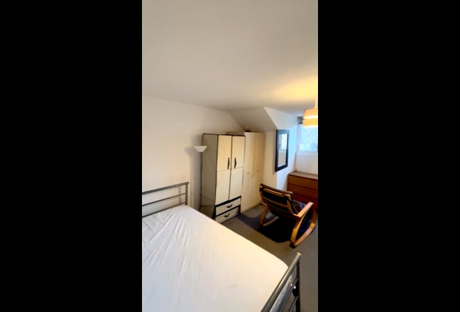 Large Attic Near Train Station All Bills inc  Main Photo