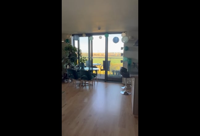 Bright modern ensuite with gym & river/ park views Main Photo