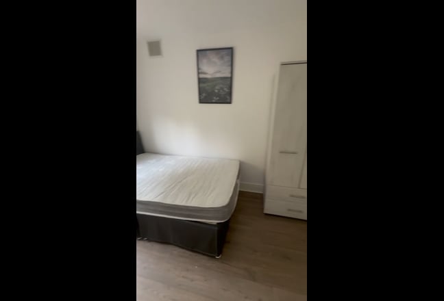 En suite room to rent  Main Photo