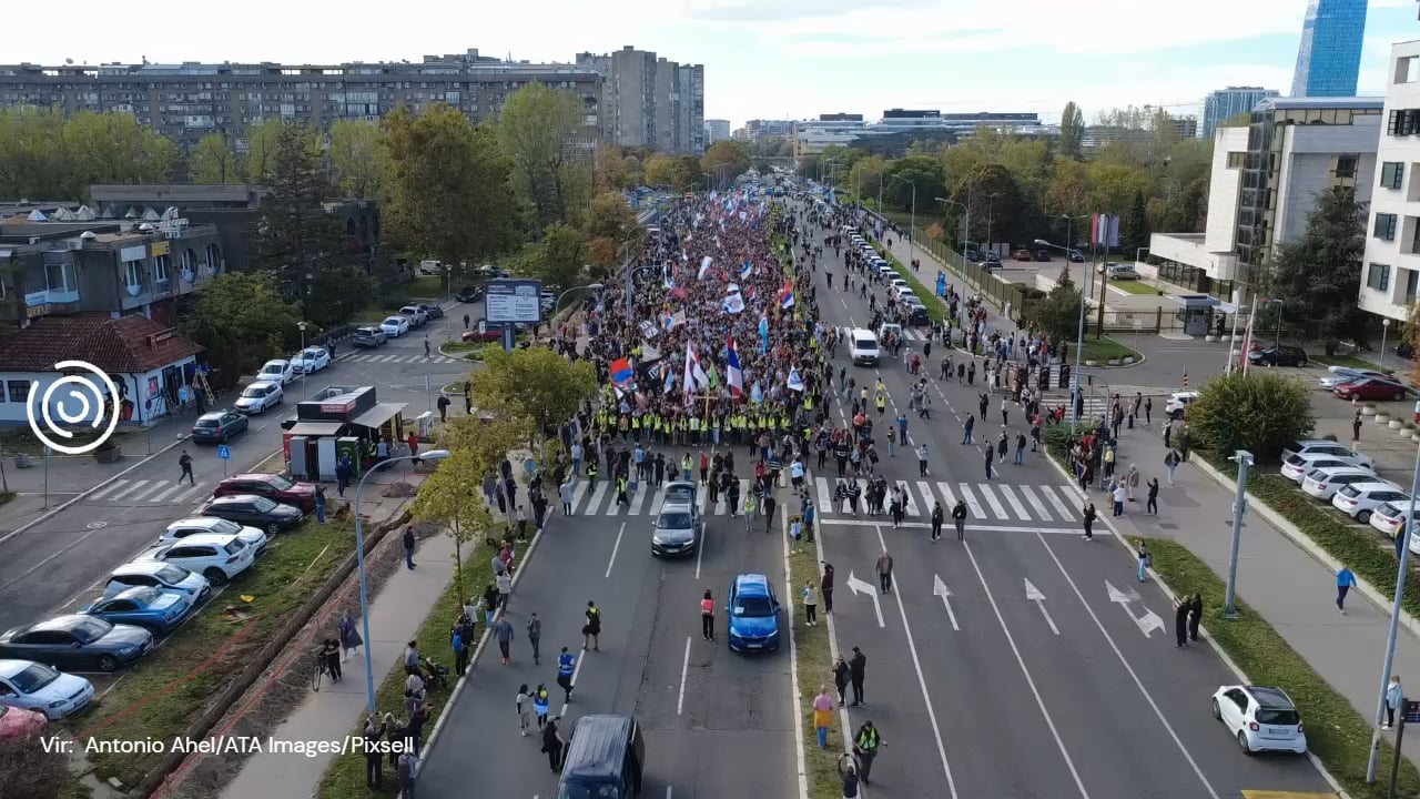Množica študentov na poti v Novi Sad: to so posnetki iz zraka